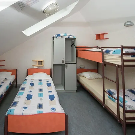 De La Roche - Champlon Vandrarhem *